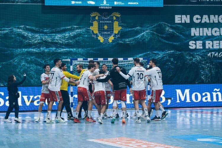 Los jugadores del equipo navero celebran la victoria en O Gatañal. /ROBER PASTORIZA