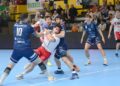 Un instante del encuentro entre Balonmano Nava y Cangas celebrado en el pabellón Guerreros Naveros./AMADOR MARUGÁN