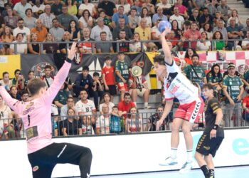 Pancho Ahumada busca el lanzamiento en un instante del encuentro entre BM Nava y BM Granollers durante la temporada pasada. /AMADOR MARUGÁN