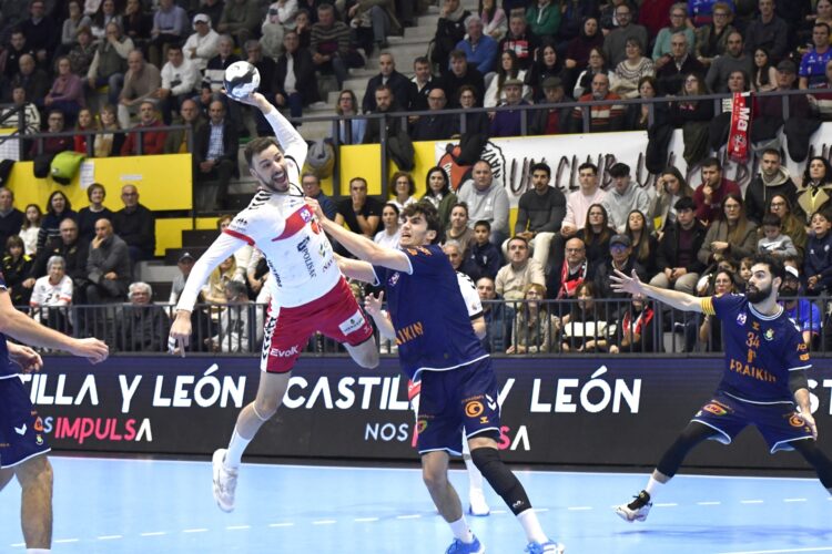 Mucho Granollers para el Nava 1 David Fernández busca el lanzamiento en un instante del duelo entre BM Nava y Granollers./AMADOR MARUGÁN
