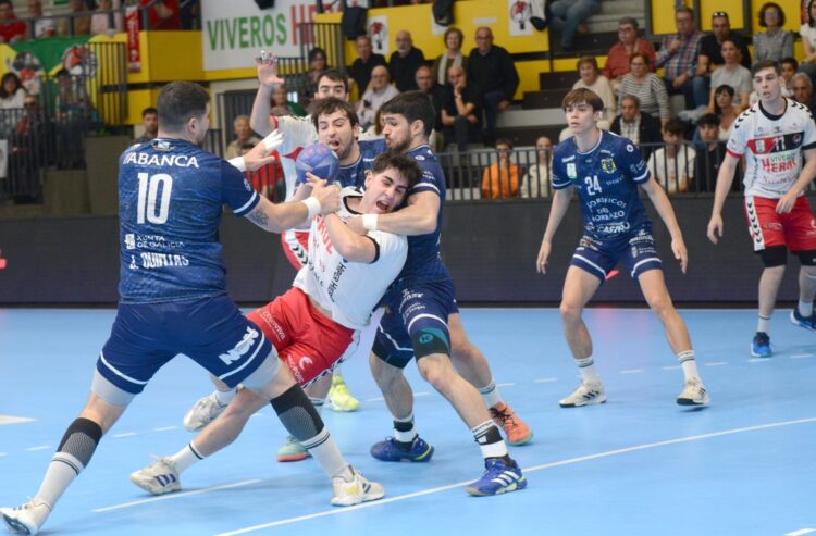 Nava, a resurgir en O Gatañal 1 Un instante del encuentro entre Balonmano Nava y Cangas celebrado en el pabellón Guerreros Naveros./AMADOR MARUGÁN
