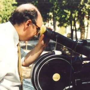 Carlos Pérez Merinero, el hombre que solo sabía escribir 2 Pérez Merinero durante el rodaje de la película “Rincones del paraíso”, en 1996.