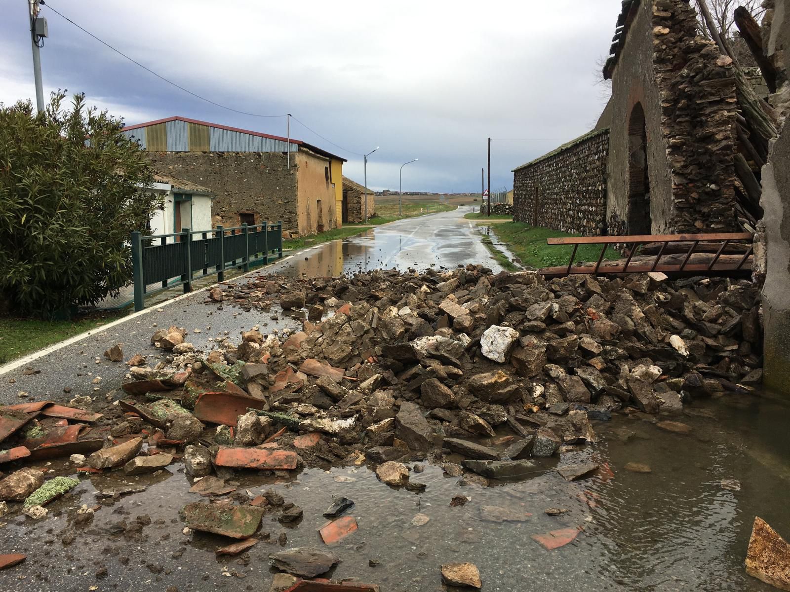 Los bomberos rescatan a dos personas cuyo vehículo había quedado atrapado por un torrente de agua en Aldehorno 2 Caída de escombros en la calzada / DIPUTACIÓN