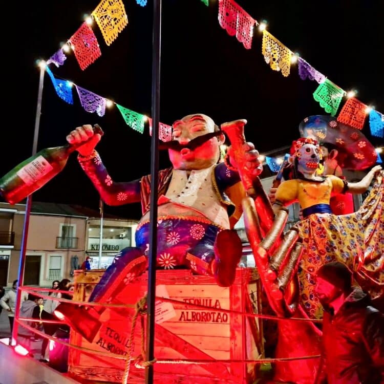 Carroza de Fuentepelayo en un desfile de Carnaval / ASOCIACIÓN CARROZAS DE FUENTEPELAYO