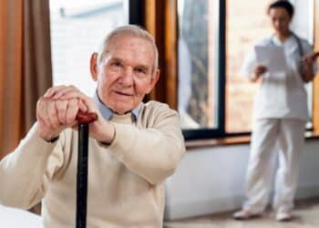 La falta de personal de atención directa, gerocultoras, es lo que más preocupa a los gestores./ Freepik