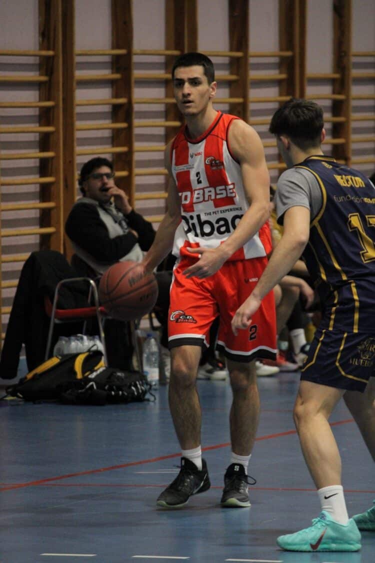 Un instante del encuentro entre el Dibaq CD Base y Reino de León en el Emperador Teodosio./DIBAQ CD BASE