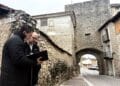 Jesús Salamanca y Ángel Magdaleno junto al arco de San Martín / PP DE CUÉLLAR