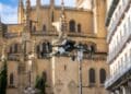 Uno de los drones vuela muy bajo en la Plaza Mayor de Segovia. / Héctor Criado
