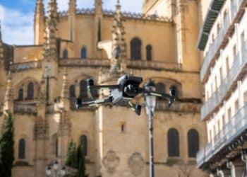 Uno de los drones vuela muy bajo en la Plaza Mayor de Segovia. / Héctor Criado