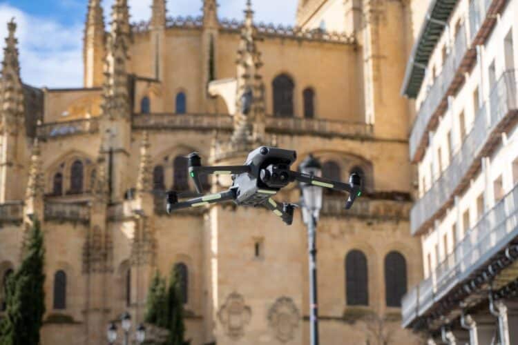 Uno de los drones vuela muy bajo en la Plaza Mayor de Segovia. / Héctor Criado