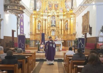 El acto fue oficiado por el párroco Andrés Aguirre / LOURDES MATARRANZ