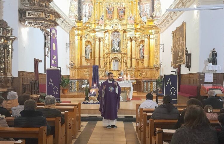La iglesia parroquial de Cantimpalos acogió la celebración del Miércoles de Ceniza 1 El acto fue oficiado por el párroco Andrés Aguirre / LOURDES MATARRANZ