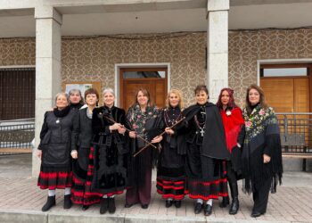 Entrega del bastón a las nuevas alcaldesas de este año / LOURDES MATARANZ