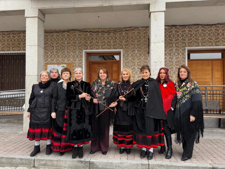 Entrega del bastón a las nuevas alcaldesas de este año / LOURDES MATARANZ