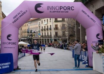 Instante en el que Aitor Exteberria cruza la meta como ganador de la decimocuarta Carrera Monumental./HÉCTOR CRIADO