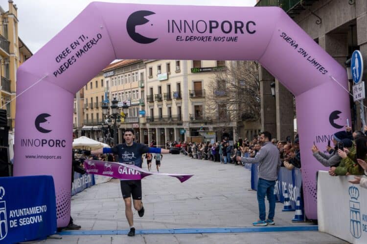 Monumental una vez más 1 Instante en el que Aitor Exteberria cruza la meta como ganador de la decimocuarta Carrera Monumental./HÉCTOR CRIADO