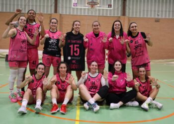 El conjunto segoviano celebra la victoria en la cancha del Manso Logística San Isidro./CD SPORDEPORTE