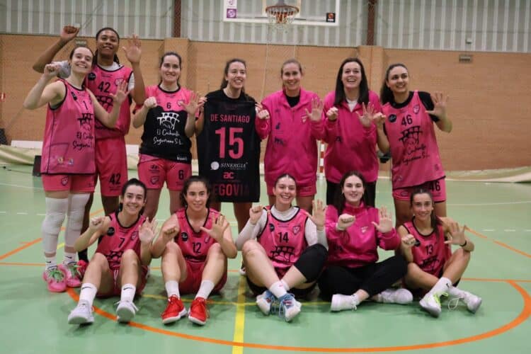 El conjunto segoviano celebra la victoria en la cancha del Manso Logística San Isidro./CD SPORDEPORTE