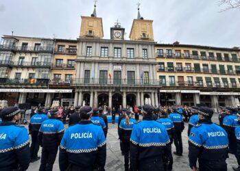 Acto de la Policía Local en la Plaza Mayor ante el Ayuntamiento. / Kamarero
