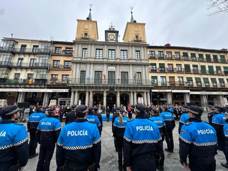 Ayuntamiento y Policía Local retoman la negociación con un clima más cordial 1 Acto de la Policía Local en la Plaza Mayor ante el Ayuntamiento. / Kamarero