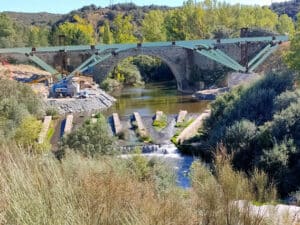 El Puente de Piedra 6 Detalle de la construcción del nuevo puente de acero en septiembre de 2021.