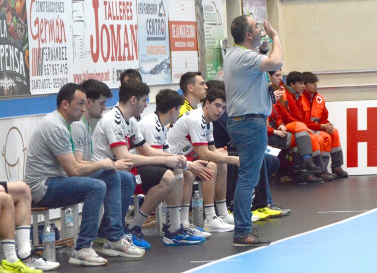 El Balonmano Nava destituye a Álvaro Senovilla y Carlos Villagrán asume el banquillo 1 Álvaro Senovilla y Carlos Villagrán en un duelo con el BM Nava./ÁLVARO SENOVILLA