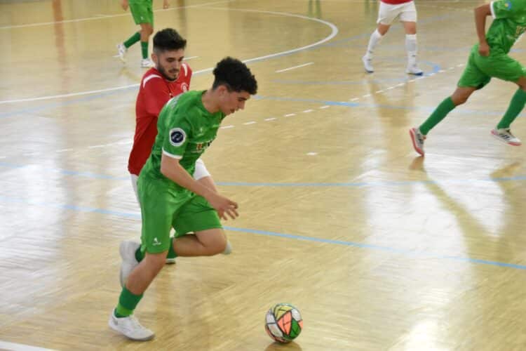Un jugador del equipo segoviano conduce la pelota durante un encuentro de la presente temporada./FS CUÉLLAR
