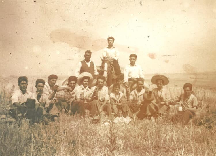 Grupo de segadores gallegos en la provincia en de Segovia, en el término de Paradinas. Foto: A.V. ÓRREA.