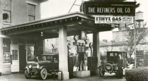 La gasolina antidetonante Ethyl salió a la venta el 2 de febrero de 1923 en el centro de Dayton en la Refiners Oil Company.