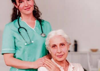 El 85% de los mayores prefieren envejecer en casa con apoyos.