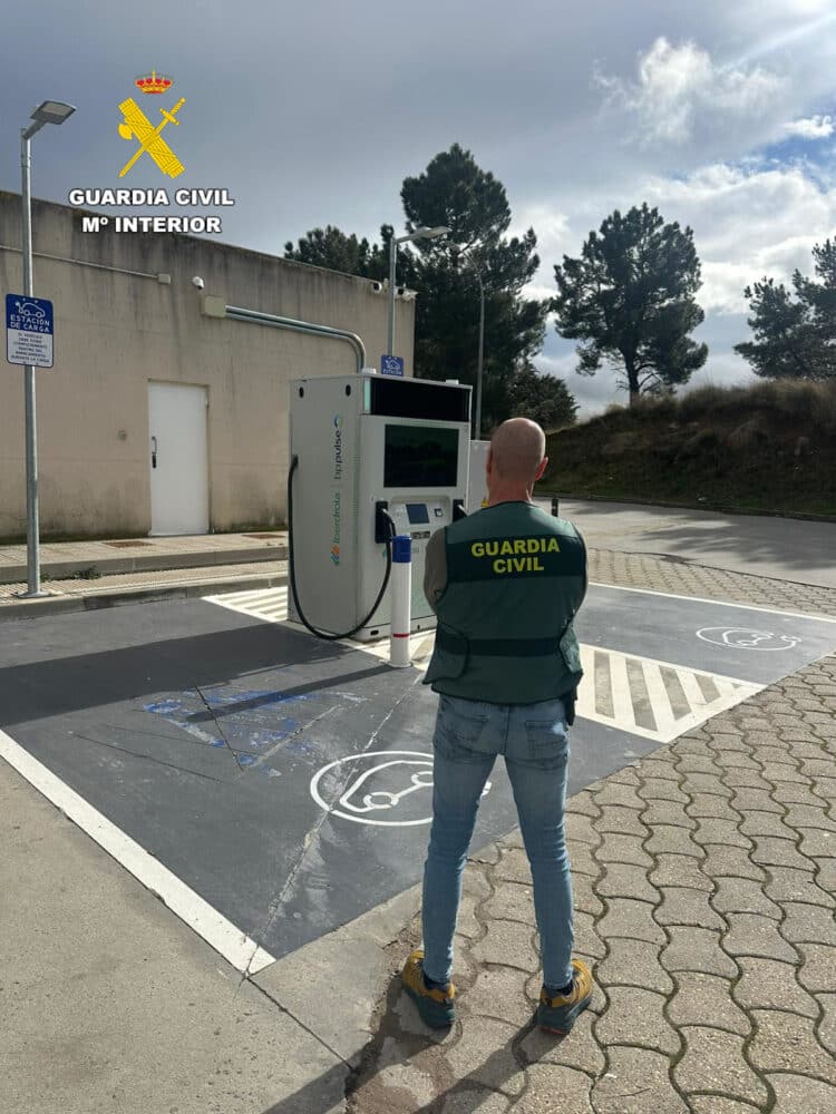 Detenidas dos personas como presuntas autoras del robo con fuerza en dos electrolineras en Palazuelos de Eresma y Valseca / GUARDIA CIVIL