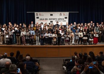 Los premiados de la XXX Gala del Deporte Hípico de Castilla y León posan tras recibir sus distinciones durante la ceremonia en Valladolid./FHCYL