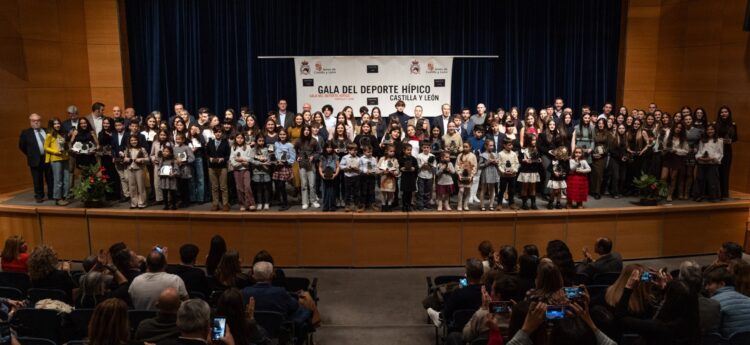 Los premiados de la XXX Gala del Deporte Hípico de Castilla y León posan tras recibir sus distinciones durante la ceremonia en Valladolid./FHCYL