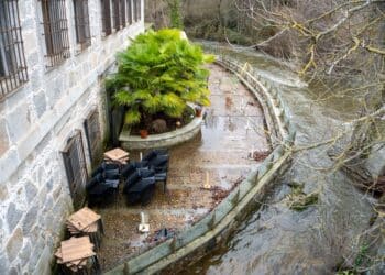 El río Eresma, a su paso por la terraza del Restaurante Real Ingenio Chico. / Héctor Criado