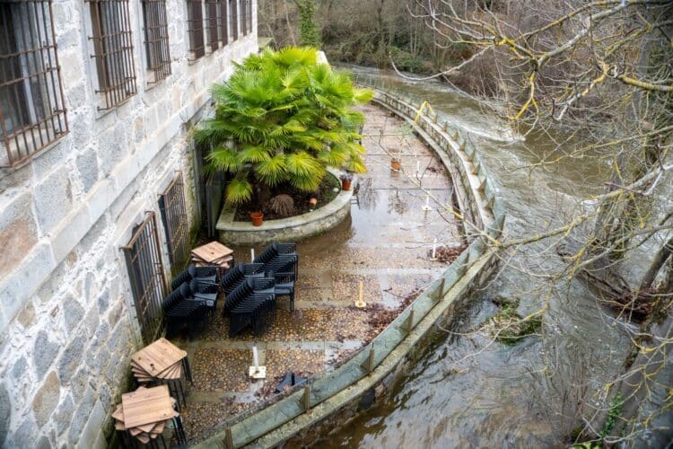 El río Eresma, a su paso por la terraza del Restaurante Real Ingenio Chico. / Héctor Criado