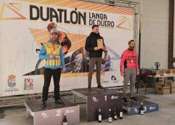 Israel Tapias posa en el segundo cajón del podio./T. IMD SEGOVIA