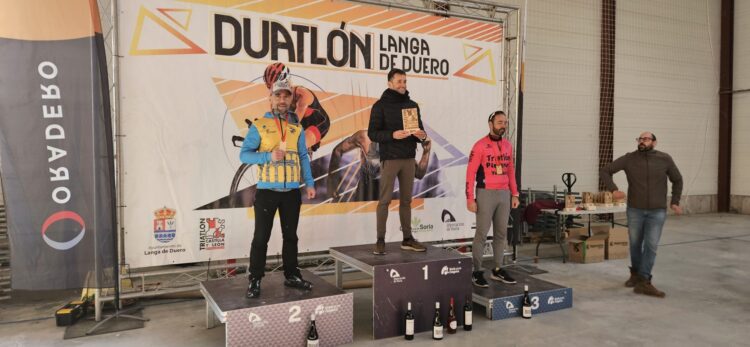 Israel Tapias posa en el segundo cajón del podio./T. IMD SEGOVIA