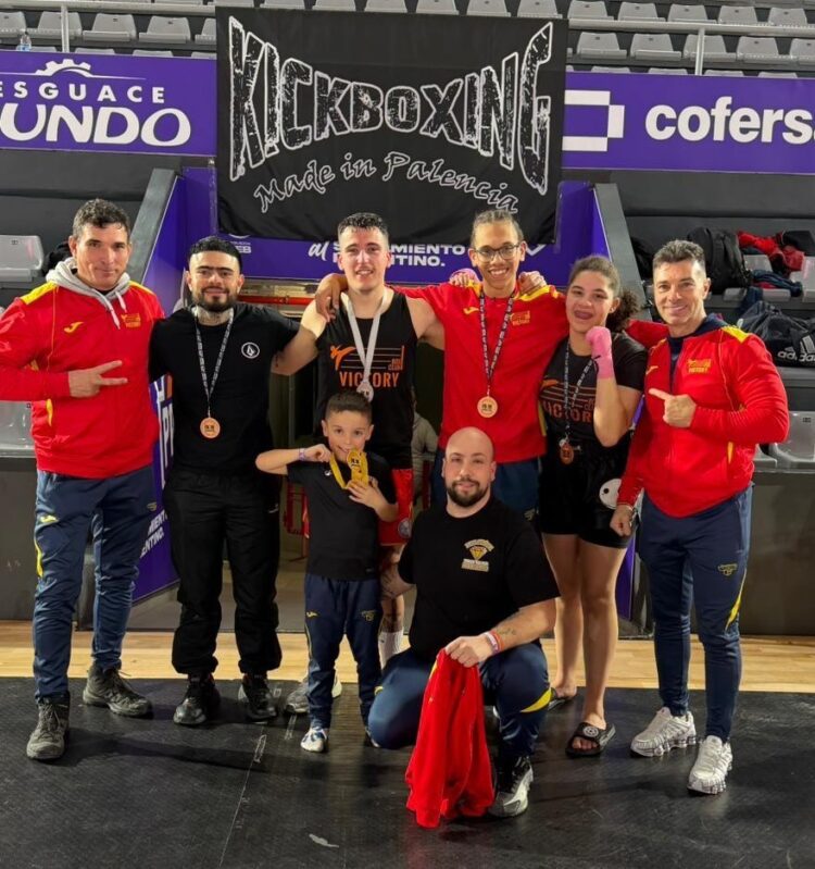 La delegación del club segoviano posa con las medallas en el Open de Palencia de kickboxing./CLUB VICTORIA