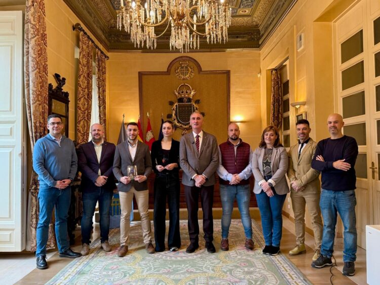 Recepción a los deportistas segovianos Marta González y Sergio de Diego el antiguo salón de Plenos./AYUNTAMIENTO