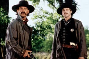 Kurt Russell y Val Kilmer en Tombstone, dirigida por George P. Cosmatos en 1993.