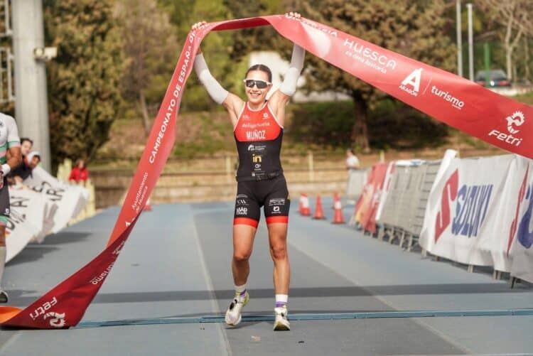 Marina Muñoz cruza la meta como campeona de España de Duatlón MD./FETRI