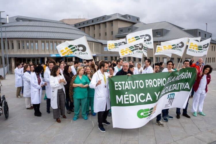 Los médicos segovianos escenifican en la puerta del hospital su malestar con el Gobierno 1 Los médicos segovianos que secundaron la tercera jornada de huelga, este miércoles en el Hospital General.. / Héctor Criado