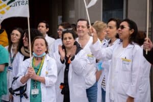 Los médicos segovianos escenifican en la puerta del hospital su malestar con el Gobierno 2 medicos 2
