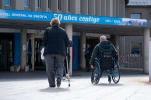 Los médicos segovianos escenifican en la puerta del hospital su malestar con el Gobierno 3 medicos 3