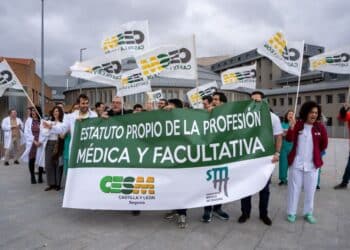 La huelga de médicos duró desde el lunes al viernes de la pasada semana, pero fue el miércoles cuando se movilizaron a las puertas del Hospital General de Segovia para hacerla visible. / Héctor Criado