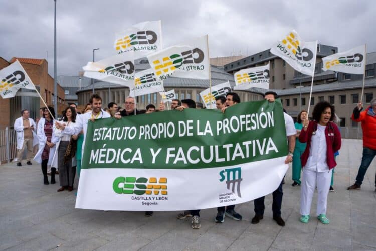 La huelga de médicos duró desde el lunes al viernes de la pasada semana, pero fue el miércoles cuando se movilizaron a las puertas del Hospital General de Segovia para hacerla visible. / Héctor Criado