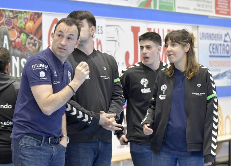 Carlos Villagrán: “Si estamos unidos ante Granollers tendremos opciones de ganar” 1 Carlos Villagrán antes de un encuentro con el BM Nava en el Guerreros Naveros./AMADOR MARUGÁN