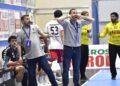 Carlos Villagrán da instrucciones en un instante del duelo entre Balonmano Nava y Granollers./AMADOR MARUGÁN