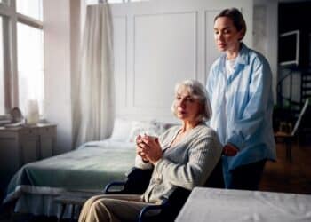 La falta de personal es el problema más acuciante al que se enfrentan las residencias. / Freepik