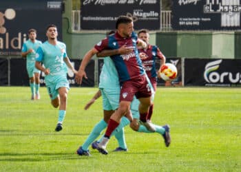 Pau protege la pelota en el encuentro de ida entre Segoviana y Sámano en La Albuera./HÉCTOR CRIADO